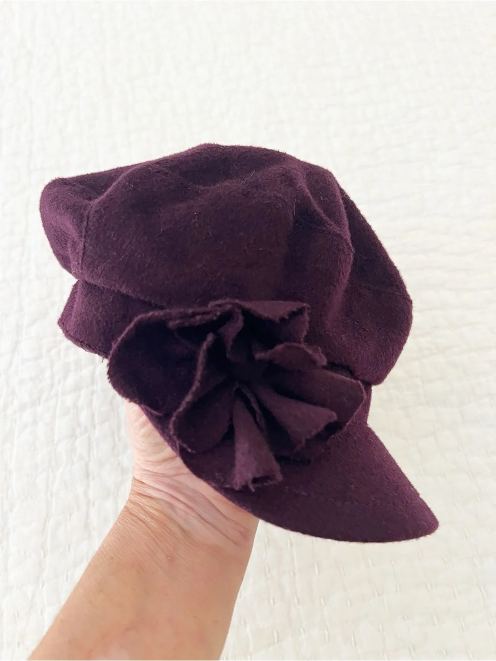 Saks Fifth Avenue Hat Womens Burgundy Lambswool Newsboy Cap Flower Satin Lining